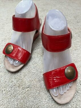 Täōs Red patent leather Women’s Strappy Sandals with Decorative Button. 37